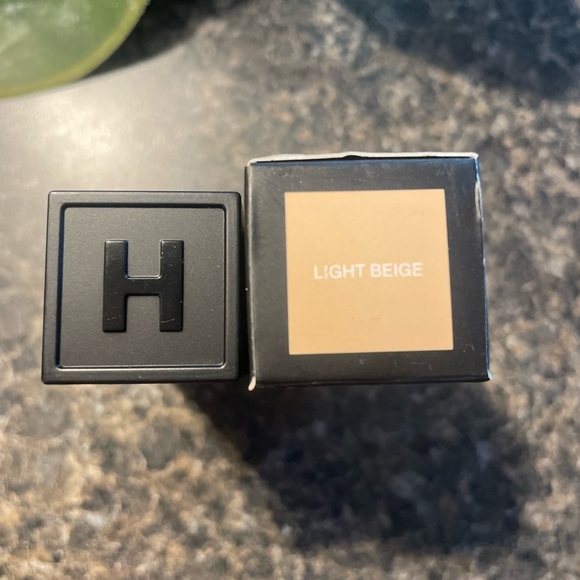 HIDE - Concealer, color Light Beige! 💕 - Picture 3 of 4